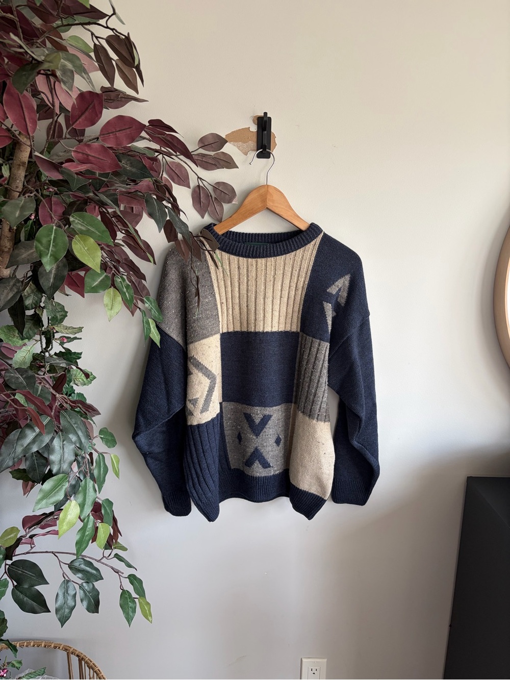 Vintage kingts Men's Navy and Beige Geometric Crewneck Sweater
